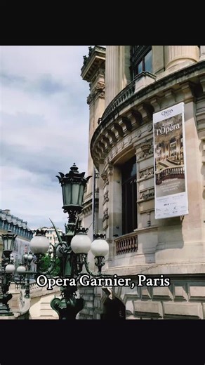 L'Opéra Garnier, o Palais Garnier (in italiano palazzo Garnier), è un teatro d'opera situato nel IX arrondissement di Parigi, fino al 1989 primo teatro della capitale francese nonché sede del Balletto dell'opera di Parigi, successivamente, dopo l'inaugurazione dell'Opéra Bastille, è diventato parte dell'Opéra national de Paris che lo utilizza principalmente per rappresentazioni di danza e opere barocche. Il teatro Garnier dal 16 ottobre 1923 è monumento storico di Francia. #operagarnierparis #pa