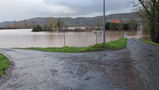 La K Météo | Ça continuait de monter sur les coups de 16h au Lardin avec La Vézère. La plaine agricole ressemble maintenant à un véritable lac. Courage... | Instagram