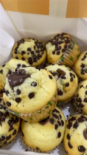 🍫🧁 Délicieux mini-cakes aux pépites de chocolat Moelleux, fondants et généreusement fourrés au Nutella 🤤 Un pur plaisir pour les amoureux du chocolat ! 🍩 💰 5 000 F la boîte 📩 Commandez dès maintenant et laissez fondre la gourmandise 💛 | Sweetoven