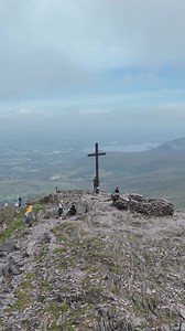 Here’s what it’s like at the summit of Ireland’s highest mountain, #Carrauntoohill, on a clear day 😮 Soaring up to 3,407 ft, Carrauntoohil is the highest point on the MacGillycuddy’s Reeks mountain range in the south-west of #Ireland ⛰ Climbing Carrauntoohil should ONLY be attempted by experienced climbers or by those accompanied by a guide (@kerryclimbing.ie offer guided hikes) ⛔️ The conditions here can change in an instant and dozens of climbers need to be rescued from Carrauntoohil every ye