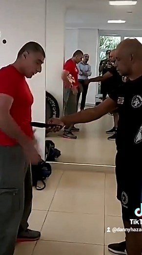 11K views · 403 reactions | 148_Be fast be simple and effective #disarm #disarming #selfdéfense #selfdefense #selfdefenseplug #selfdefensetraining #martial_art #martial_arts #martialarts #martialart #martialartist #martialartslife | Self Defense Tips | Facebook