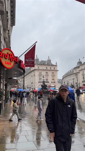 Piccadilly Circus 🌧️☔️ | Touchdown London