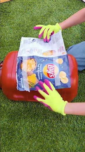 Free hot showers! DIY solar water heater ☀️🧖 #solarpanel #upcycling