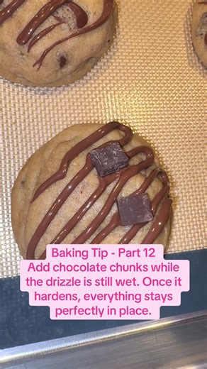 Baking Tip - Part 12 Add chocolate chunks while the drizzle is still wet. Once it hardens, everything stays perfectly in place. #cookiesdemaya #cookies #chocolate #bakingtip