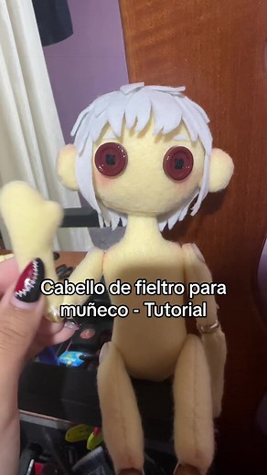 Cabello de fieltro tutorial🐀 Para los que me pidieron tutorial de la costura de la base, en cuanto me ponga a hacer otro muñeco voy a hacer un video más detallado de cómo coser cada pieza a mano ya que algunas partes son medio tricky si no saben, entonces mejor aclarar todas las dudas de una #doll #diy #cottondoll #coralinedoll #no6