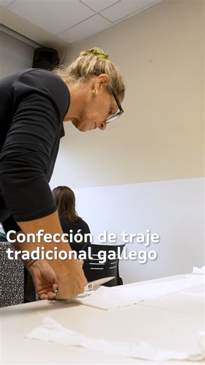 A cultura galega tamén se cose, punto a punto 🧵💙 As Escolas Abertas permiten que docentes das entidades galegas do exterior se formen en Galicia para logo levar ese coñecemento ás súas comunidades. Hoxe coñecemos as clases de costura e traxe tradicional, unha das especialidades do programa. 👉 A convocatoria inclúe tamén formación en: 💃 baile tradicional 🥁 percusión e pandeireta 🎶 gaita e canto popular 🍽️ cociña galega 👔 formación de persoal directivo 📅 Prazo de solicitude aberto ata o 2
