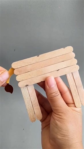 Step-by-Step Popsicle Stick Giraffe Craft #popsiclestickcraft #giraffecraft #animalart #kidscraft #diyproject #creativeidea #funactivity #easycraft #handmadeart #crafttime | paper craft