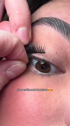 En précommande sur baddiesglow✨🤍 Pour celles inscrites à la newsletter vous avez toutes reçu votre code vip🫣 Baddiesglow #magneticlashes #cilsmagnetiques #cils #extensionscils #viral