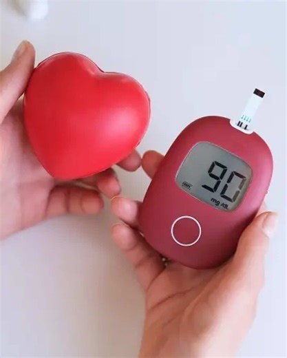 As principais atualizações da medicina publicadas no Brasil em 2024/2025 estão reunidas em um conteúdo direto ao ponto, pensado para quem não tem tempo a perder, mas precisa se manter atualizado. No vídeo de hoje, trouxe um tema que nunca sai de pauta: Diabetes Mellitus tipo 2. A DM2 é um distúrbio metabólico caracterizado por hiperglicemia crônica, resultado da combinação entre resistência insulínica e déficit relativo de secreção de insulina. Em condições normais, a insulina facilita a entrada