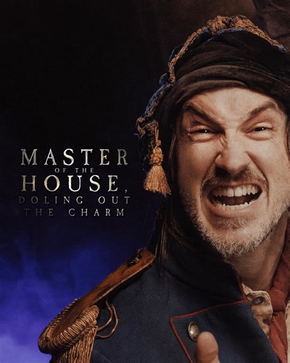 Everybody raise a glass! Matt Crowle is Monsieur Thénardier. 📸: Matthew Murphy | Les Misérables US