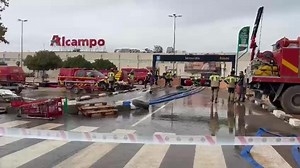 50 bomberos y miembros de la UME acceden al interior del aparcamiento de Bonaire