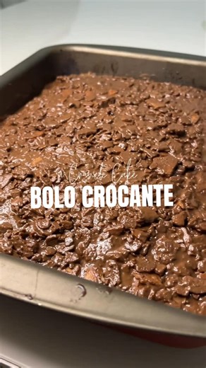Maria Eduarda Oliveira on Instagram: "Bolo Crocante/Crunch Cake Ingredientes da Massa: -3 ovos -150 ml de óleo -200 g de açúcar - 65g de chocolate em pó(coloquei metade de cacau black mas é opcional) -240 ml de água morna -195 g de farinha de trigo -14g de fermento químico -5g de bicarbonato de sódio Ingredientes calda: -300ml de leite -200g de açúcar -45g de chocolate em pó -28g de manteiga *levar tudo para fogo médio até ferver Ingredientes Pailleté Feuilletine: -100g de claras -100g de açucar