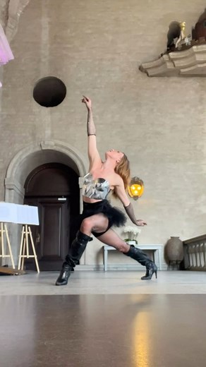 Ida Inxi Holmlund on Instagram: "🦢 Just me channeling my inner swan then storming the lunch table at the culture prize ceremony at Stadshuset earlier this year 🦢 #kulturprisceremonin #stadshuset #stockholm #voguing #swan #darling"