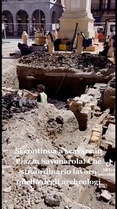 Che mestiere straordinario quello degli archeologi! Chi di voi non ha mai desiderato di essere come Indiana Jones? Qui siamo in pieno centro a #Ferrara, alla ricerca della vasca perduta! In realtà la vasca è già stata trovata e con essa anche molte ceramiche, cucchiai e ciotole perfettamente conservate, e poi resti organici, ora allo studio di un team dell' Unimore - Università degli Studi di Modena e Reggio Emilia e antichissime fondazioni di un grande palazzo, precedente a tutti gli altri. La 