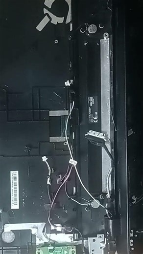 je retire l'écran du PC portable Toshiba Satellite