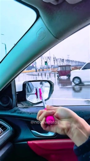 Ela teve uma ideia incrível para limpar o retrovisor!