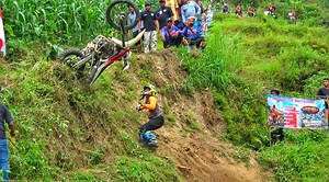 1.2M views · 10K reactions | Meriah !! Semua warga tepuk tangan lihat pertunjukan Trail Akrobat #motocross #sport #sports #jepara #redbull #enduro #extreme #dirtbike #endurolife #viralreels #reelsvideo #trendingreels #reelsfb #reelsviral #viralshorts #virals #video #viralvideo #viralpost #trending #trendingnow #shorts #reels #KTM #husqvarna #yamaha #CRF #kawasaki #suzuki #honda #ducati | Enduro TRAIL | Facebook