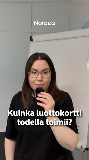 Nordea Suomi on Instagram: "Tiedätkö kuinka luottokortti t o d e l l a toimii? Tässä se pähkinänkuoressa. 🥜 Luottokortti on maksukortti, joka eroaa hieman pankkikortista. Pankkikortilla maksu veloitetaan suoraan pankkitililtäsi, kun taas luottokortilla saat kortillesi pankin kanssa sovitun luottorajan. Kun käytät luottokorttia, et maksa heti omilla rahoilla ostoksia, vaan lainaat rahaa pankilta. Käytetyn luoton maksat pankille takaisin, yleensä kerran kuussa. Se tuo arkeen joustoa, mutta täytyy