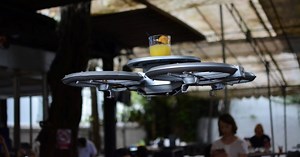 Drones - σερβιτόροι κάνουν την εμφάνισή τους στη Σιγκαπούρη | LiFO