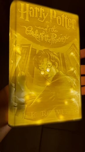 ✨📚 Magiczna 3D-księga „Harry Potter i Zakon Feniksa” – lampka, której nikt nie przeoczy! ✨ Chcesz dodać swojemu wnętrzu odrobinę magii? Ta 3D książka-lampka wygląda jak prawdziwa księga z Hogwartu i po włączeniu tworzy niezwykły, przytulny klimat. ⭐ Idealna dla fanów Harry’ego Pottera ⭐ Świetny pomysł na prezent ⭐ Piękna dekoracja dnia i nastrojowe światło wieczorem Nie czekaj – magia w Twoim domu zaczyna się tutaj! ✨🪄 Napisz do mnie, jeśli chcesz zamówić. #harrypotter #magia #book #druk3d #ba
