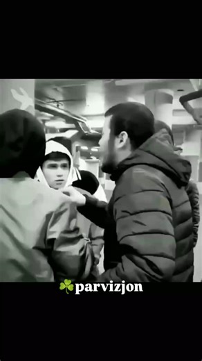 armen sarukian 🥷 on Instagram: "ོ𝐅𝐎𝐋𝐋𝐎𝐖 𝐌𝐄 𝐁𝐑𝐎'🤝 1997년 개봉한 영화 Titanic은 잭과 로즈의 운명적인 사랑을 통해 비극 속에서도 오래 남는 감정의 깊이를 보여주는 작품입니다. 화려한 연출보다 인물의 감정에 더 집중한 제임스 카메론 감독의 스타일은 지금 다시 봐도 묘하게 가슴을 울리죠. 배가 침몰하는 장면이 아닌, 두 사람이 서로를 바라보던 순간들이 더 강하게 기억에 남는 영화이기도 합니다. 이 감정을 완성해주는 곡이 바로 셀린 디온의 *“My Heart Will Go On”*입니다. 처음 들으면 잔잔한데, 어느 순간 자연스럽게 가슴이 벅차오르는 느낌을 줍니다. 특히 후반부의 고조되는 보컬은 영화 속 잭과 로즈의 마지막 장면과 겹쳐지면서 괜히 마음이 서늘해지기도 하고요. 많은 분들이 “이 노래가 나오면 왜 그 장면이 자동으로 떠오르는지 모르겠다”고 말하는데, 그만큼 영화와 음악이 자연스럽게 얽혀 있는 곡입니다. 19