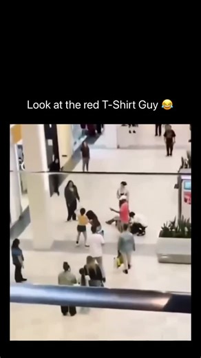 Memecascade8 on Instagram: "日本利用压电瓷砖将脚步转化为电能。这些瓷砖捕提来自你脚步的动能。当你行走时，你的重量和动作会对瓷砖产生压力。瓷砖会轻微弯曲，从而产生机械应力。瓷砖内部的压电材料将这种应力转化为电能。每一步都会产生少量电荷，而数百万步结合在一起就能产生足够的电力来驱动LED 灯、数字显示屏和传感器。在像涩谷车站这样繁忙的地方，每天大约有240万个脚步为这一系统作出贡献。 这些电能可以被储存或立即使用，从而减少对传统电力来源的依赖，并支持可持续的城市基础设施。 这种方法将日常运动转化为实用的可再生能源#日本#知识#事实#你知道吗 #推荐 #科技 #创新＃历史 #技术#实验#热门"