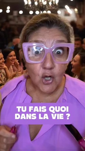 Career🎙Kueen on Instagram: "« Vous faites quoi dans la vie ? » La question qui vous fait sortir votre titre de poste comme une carte d’identité. « Je suis assistant contrôleur de gestion en CDI. » OK mais… pourquoi répondre comme si vous étiez en entretien d’embauche ? Le problème avec le titre de poste : → Personne ne comprend vraiment ce que ça veut dire → Ça sonne comme une justification (« regardez j’ai un vrai job sérieux ») → C’est oubliable en 30 secondes → Ça tue la conversation direct 