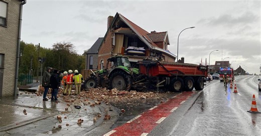 Impressionnant accident ce matin : un tracteur défonce la façade d’une maison et provoque un effondrement, les dégâts considérables