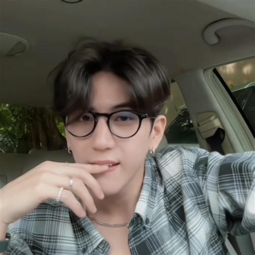 pretty boy award goes to… SEA TAWINAN ANUKOOLPRASERT, need i say more 🤭 #sea_tawinan #jimmyyjp #jimmysea #thai #thaienthu