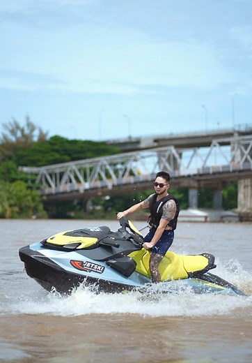 Main Jet Ski di Tempat Lalu Lintas Batu Bara