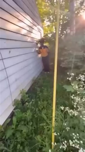 @hood.shooting | ... 街を変えた電気の光 静かな小さな街で、人々は電気の存在をあまり意識していなかった。 スイッチを押せば明かりがつき、携帯電話は充電され、毎日は当たり前のように流れていた。 ある夜、大きな嵐が街を襲った。雷が空を切り裂き、突然、街中の電気が止まってしまった。... | Instagram