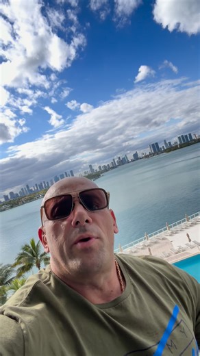 Robert Burneika on Instagram: "Crazy cold in Miami🥶 #miami #miamibeach #coldmiami #usa #muscle"