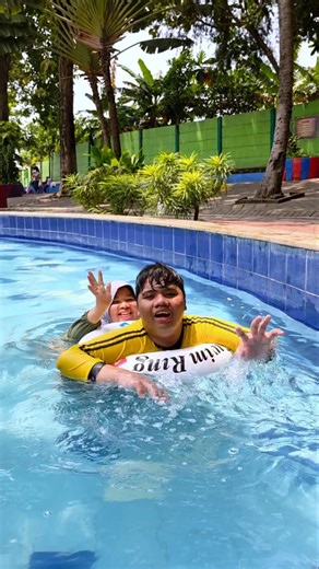 Fariz akhirnya berenang ke tengah pake ban hh #shorts