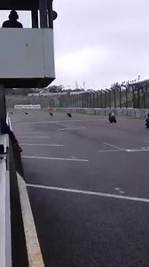 JSB 1000 Final Round 全日本ロードレースの第１ヒートはWET宣言で規定周回数15周から2周減算された13周で行われました。しかしコースはほぼドライなため、全車ドライタイアです。 第１ヒートの結果は、酒井選手が11位、寺本選手が14位、武石選手はジャンプスタートでストップ＆ゴーペナルティを受けたため、24位でフィニッシュしました！ ビデオはスタート直後の混戦状態。 | BMW Motorrad Japan