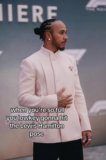 El icónico pose de Lewis Hamilton: Celebrando su estilo