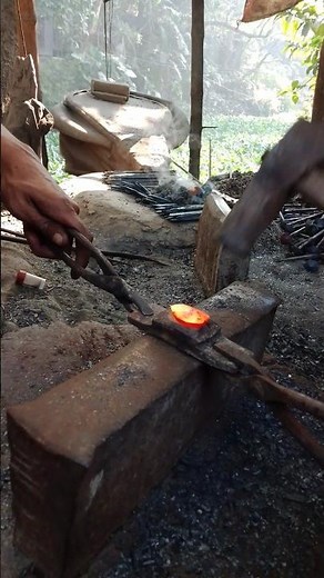 "The Art of Blacksmithing: Watch How Iron Turns into Masterpieces!"#blacksmithwork #shortsviral