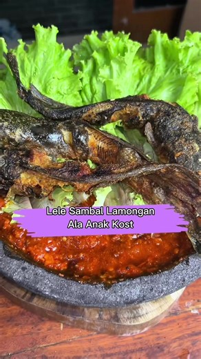 Lele Sambal Lamongan Ala Anak Kost yang Enak Mudah dan Simpel. Udah bingung mau masak apa soalnya uang abis. Yaudah beli lele aja, lumayan harganya murah, rasanya Enak Banget Resep Lele Sambal Lamongan Ala Anak Kost Sambal Lamongan Bahan 1: 1 sdm desaku cabe bubuk 2 sdm air panas bahan 2: 3 sdm minyak goreng 3 butir kemiri 2 siung bawang merah 1 siung bawang putih bahan 3 2 buah cabe merah besar 1 buah tomat (potong 4 bagian) bahan 4 (sesuai selera) 1/2 sdt garam 1 sdt terasi 1 sdm gula merah ca