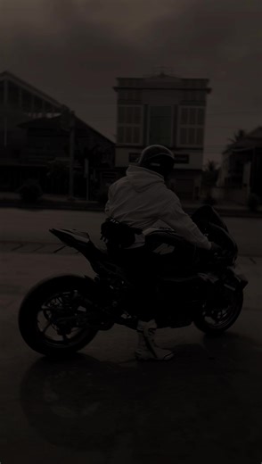BMW M1000RR: Black Edition Power