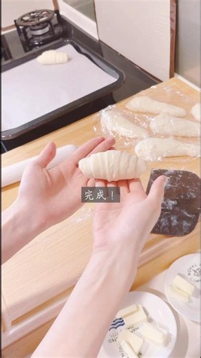 免揉鹽可頌（鹽奶油捲）🥐 外皮薄脆內裡Q彈，新手也能成功，做起來方便輕鬆👩🏻‍🍳✨ 影片最後有食譜、詳細做法放留言區🙌🏻 #鹽可頌 #免揉鹽可頌 #免揉 #免揉麵包 #麵包
