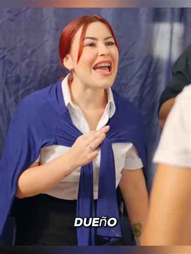 Mujer reza después de un robo y su escape de la cárcel