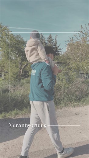 Die beiden sind meine ganze Welt und mein Partner kümmert sich um so viele Dinge. Ich habe mich für einen Papa entschieden, der Verantwortung übernimmt, bevor man ihn überhaupt daran erinnern muss. Der bleibt, wenn es schwierig wird. Der handelt, ohne Applaus zu brauchen. Der Dinge sieht, bevor sie passieren - der mitdenkt. Ich denke alle echten Papas brauchen auch mal ein Danke. 💗 #dadandson #couplegoals #realmen #modernfamily #relationship