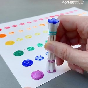 🌸 Q-TIP FLOWERS 🌼 👉🏼YOU’LL NEED: -6 q-tips per flower -Small rubber bands -Paint -Paper 👉🏼INSTRUCTIONS: 1️⃣Grab 6 q-tips and align them to form a flower. 2️⃣Secure them together using a small rubber band. I used small hair ties. 3️⃣Squirt some paint and dab the q-tip flower slightly into the paint. 4️⃣Use it as you would a stamp. ➡️For the Easter egg, I just cut out an oval and decorated it using this method. #howto #mothercould . . . #kidscraft #crafts #crafty #kidsactivities #playmatters