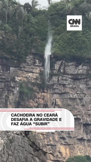 QUEDA D’ÁGUA INVERTIDA Imagens gravadas no Parque Nacional de Ubajara, na Serra da Ibiapaba, interior do Ceará, viralizaram nas redes sociais ao mostrar um fenômeno curioso: a água de uma cachoeira parece subir ao invés de cair. O vídeo foi registrado pelo visitante Júnior Aguiar, na Cachoeira da Murimbeca. Nas imagens, rajadas de vento empurram a água para cima, criando a impressão de que a queda d’água está invertida. Segundo Arthur Felinto, o doutorando em física da Universidade Federal de Pe