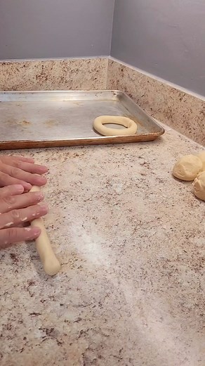 Como hacer rosquillas de maíz o maseca 1 tazas de harina maseca o maíz 1taza de harina todo uso 5gr de royal o polvo de hornear 1 huevo 167 gr de mantequilla 112gr de azucar 25 mililitros de agua Amasar bien Tiempo de horno 170 grados sentigrados x 35 minutos ver el procedimiento en el video Muchas gracias | Panadería paso a paso con Sergio López