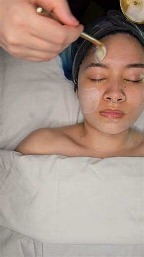 Double cleanse with @Dermalogica Canada ✨️ A silky application of Precleanse, emulsified and removed. Special Cleansing Gel whipped to perfection to target cleanse the skin. And a lil steamy hot towel removal smile ✨️ #skinjourney #skintherapist #dermalogica #dermalogicaexpert #facial #skintreatment