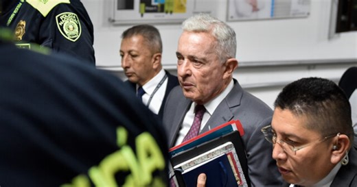 Insólito error en juicio contra Álvaro Uribe, Fiscalía proyectó un video porno