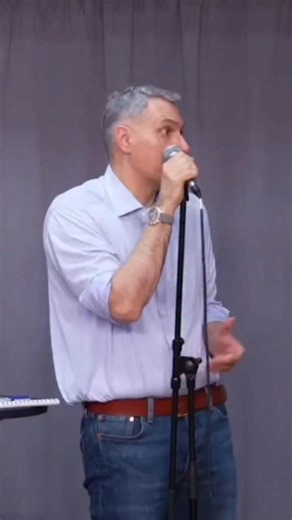 🍊LÁZÁR JÁNOS ÉS AZ EMLÉKEZETE Lázárt Gyöngyösön tegnap informálták saját korábbi kijelentéseiről. Persze, arra nem emlékezett, hogy miket beszélt összevissza a cigányságról még vásárhelyi polgármesterként, arra sem, hogy a Lázár-infókon fejlesztette tökélyre a hazugságait és arra sem, hogy nekik mindenkinél jobb hazugságaik vannak. És milyen igaz a népi bölcsesség, amit a felvételen látható úr is mondott: aki hazudik, az lop is! Bizony, Lázár János! És jó ha tudja, hogy a népünknél is „minden f