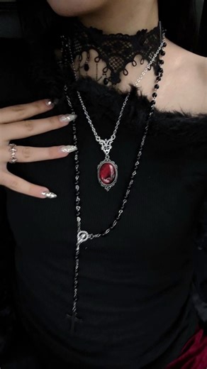 @twist_therapy on Instagram‎: "بلوز Black Widow ༺♱ . یقه و سرآستین‌ها با خز مشکی دیزاین شدن🖤 آستین‌های بلند و جذبش اندام رو کشیده‌تر نشون می‌ده🕯️ فرم ساده ولی مرموز، مناسب استایل‌های گاثیک🗝️ . ✓ پارچه: ریب کشی نرم + خز ✓ فری‌سایز مناسب 36تا40 . قیمت: 595t"‎