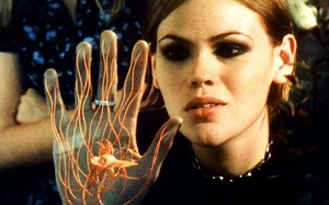 可怕异种入侵学校，老师同学热纷纷中招，最惨的就是那些发现秘密的人！科幻恐怖片《老师不是人》