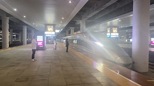 G3585次列车（成都东站-南宁东站）本务宁局南段CR400AF-2147贵阳北站出站